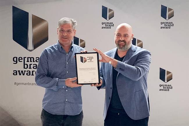 Shift Geschäftsführer Tobias Kirchhofer und Bürohauser Co-CEO Ruben Hauser mit der Auszeichnung des German Brand Award 2022