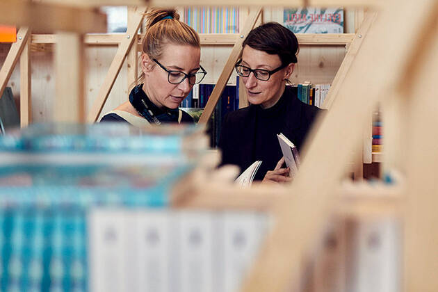 Zwei Frauen auf der Frankfurter Buchmesse