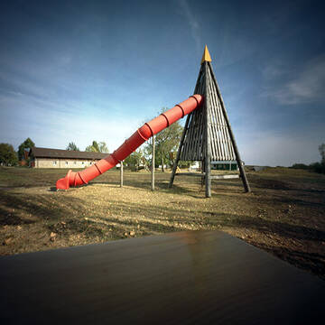 Foto von einem Spielplatz mit roter Rutsche