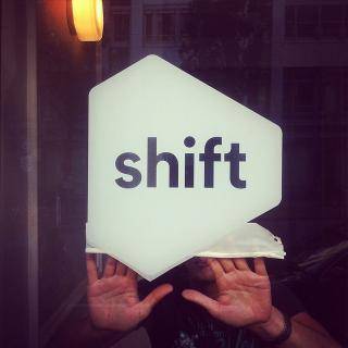 Shift Logo wird angebracht
