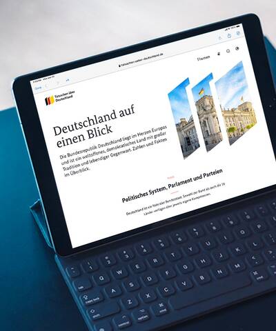 Die Webseite von Tatsachen über Deutschland geöffnet auf einem Laptop.
