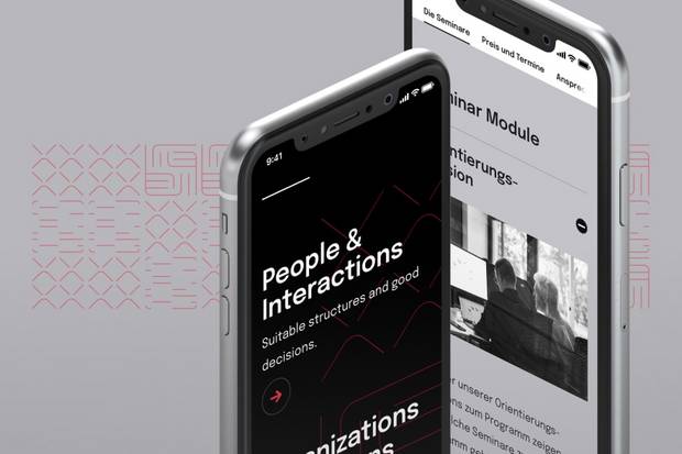 Zwei Smartphones zeigen Elemente von der Metaplan Website