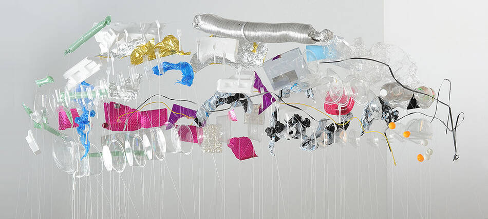 Verschiedene Verpackungen aus Plastik an Fäden aufgehängt