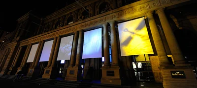 Frankfurter Börsengebäude mit Leinwänden und Lichtinstallation