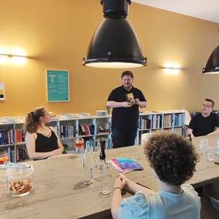 Kai stellt sein Buch im Buchclub vor
