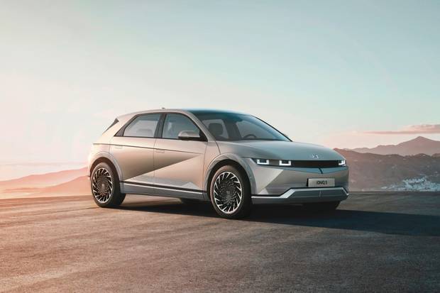 Hyundai Model auf einer Straße mit bergiger Landschaft im Hintergrund