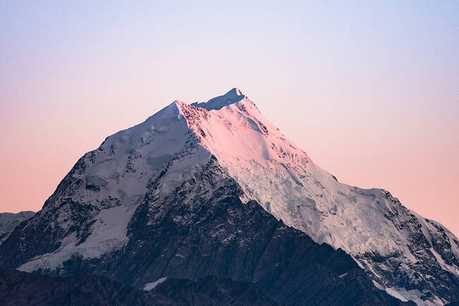 Berggipfel im Morgenlicht als Symbol für Leadership