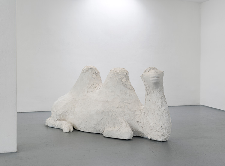 Skulptur eines sitzenden Kamels