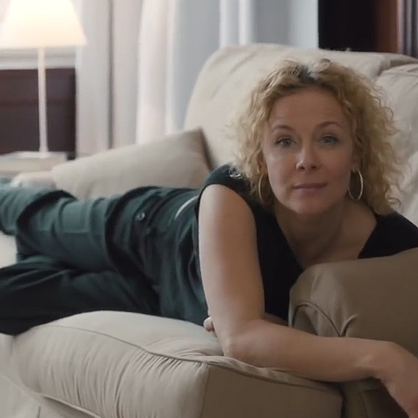 Frau liegt auf Sofa
