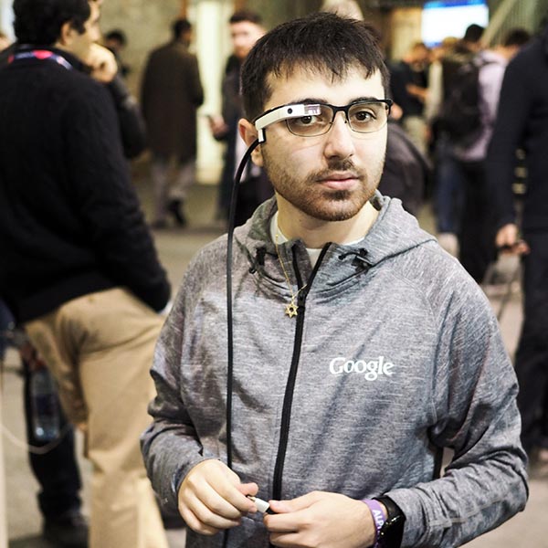 Mann trägt Google-Glass