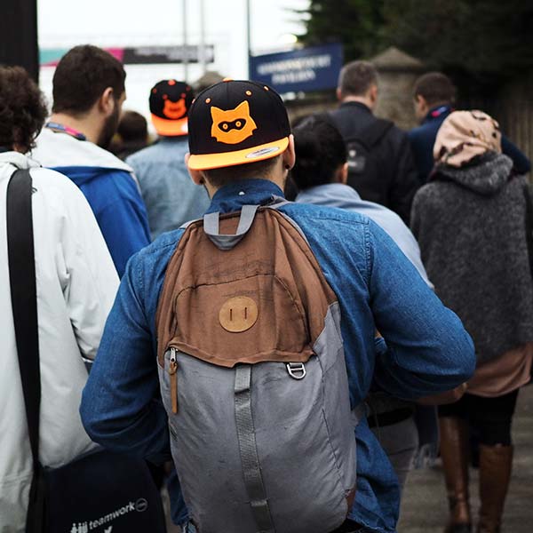 Man mit Kappe mit Jodel Logo von hinten