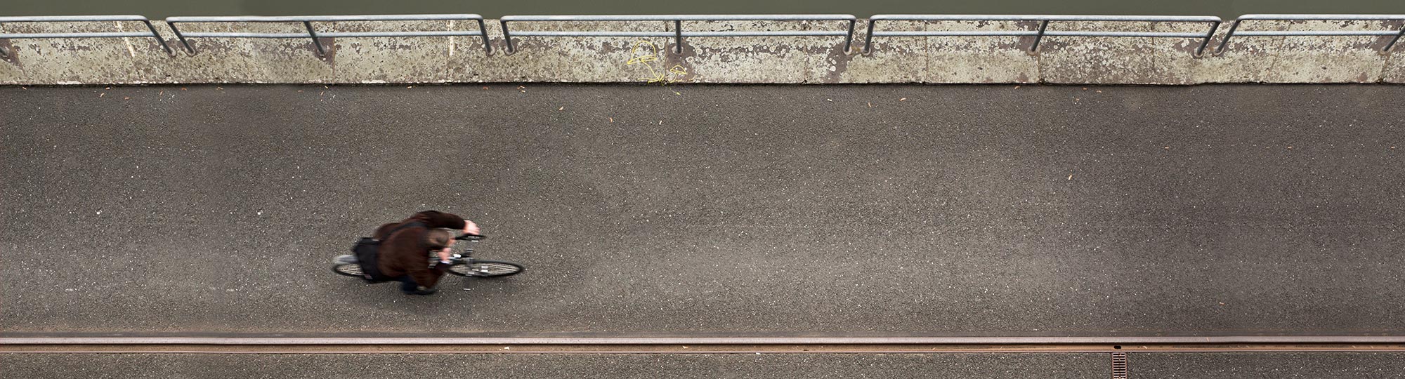 Fahrradfahrer aus Vogelperspektive